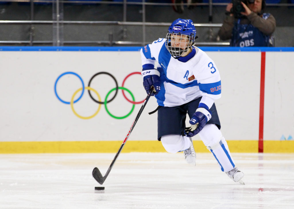 Emma Terho pelaa jääkiekkoa.