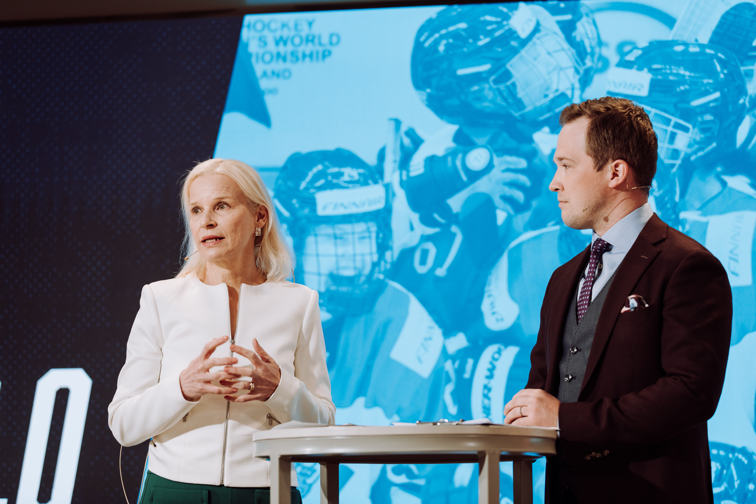 Naisjärjestöjen Keskusliiton pääsihteeri Terhi Heinilä ja Yle Urheilun moderaattori Antti Sahlström lavalla.