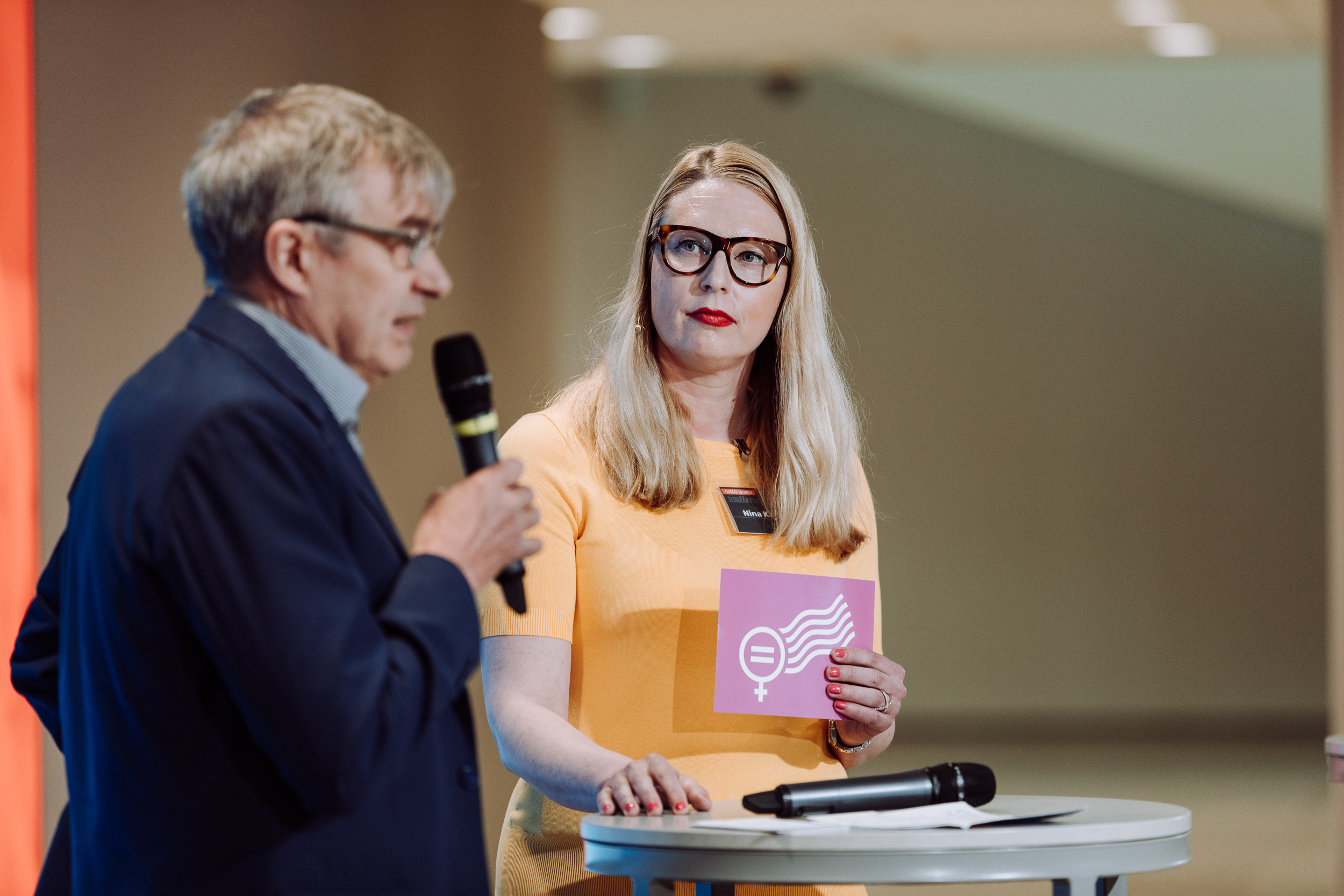 Kalle Lähdesmäkeä haastattelee Naisjärjestöjen Keskusliiton Nina Kaipio.